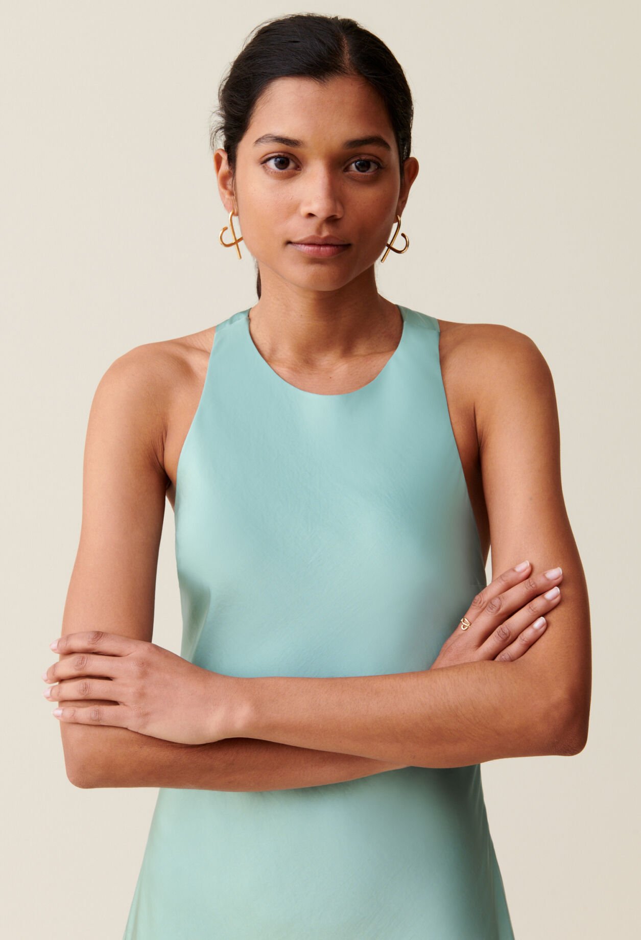 Langes, satiniertes Kleid