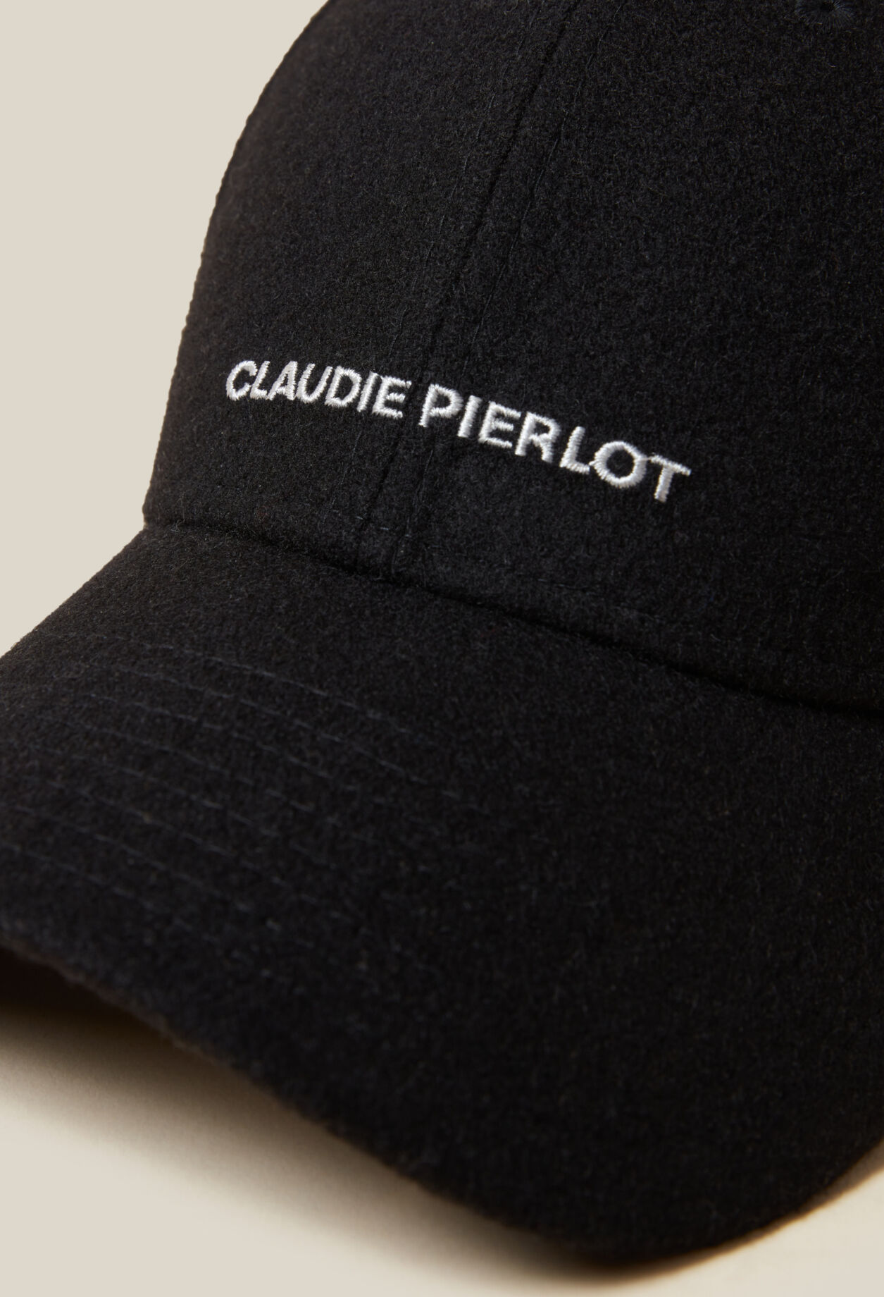 Schwarzes Cap mit Claudie Pierlot-Logo