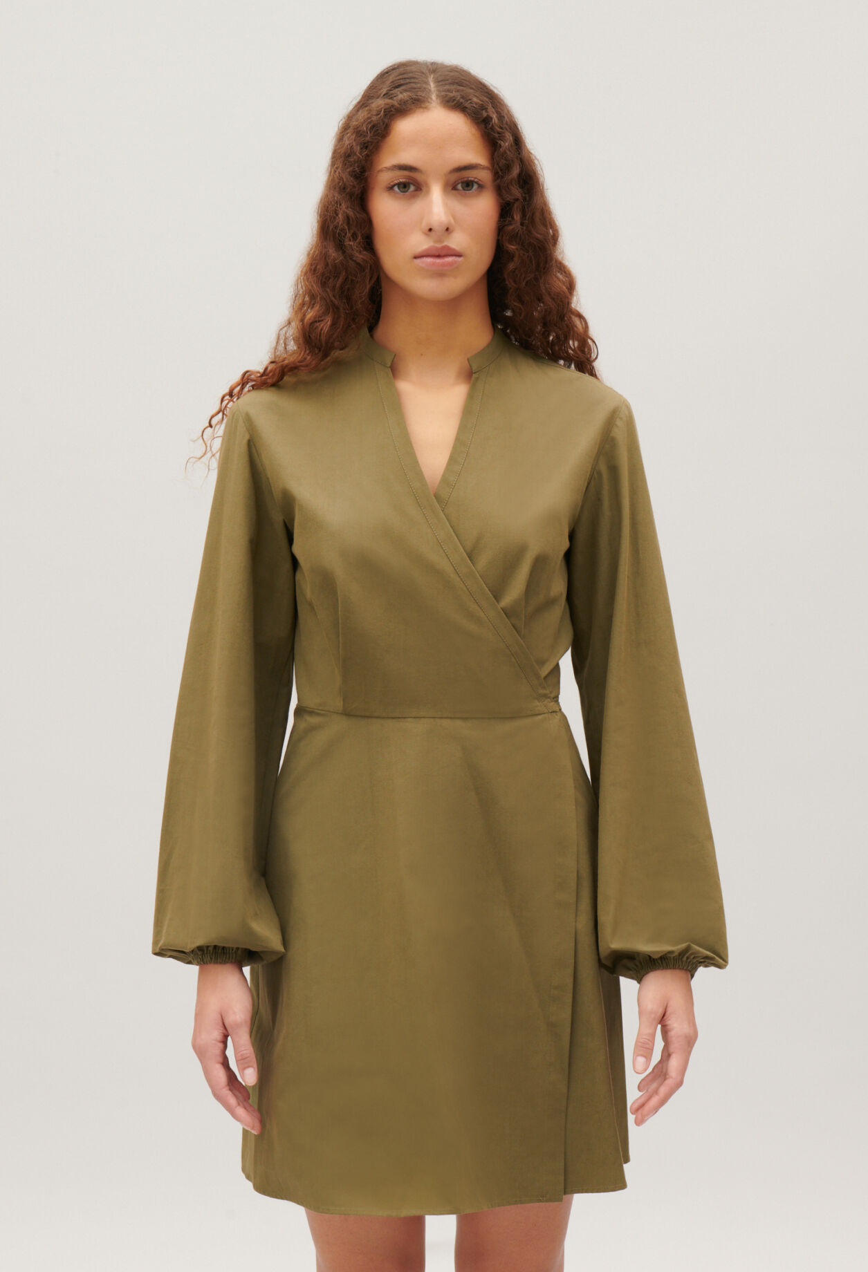 Kurzes Wickelkleid mit Mao-Kragen