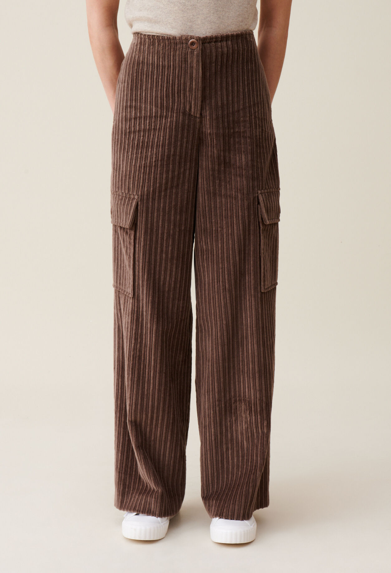 Weite Cargohose aus Cordvelours