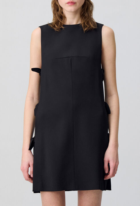 Kurzes Kleid mit Schleifen