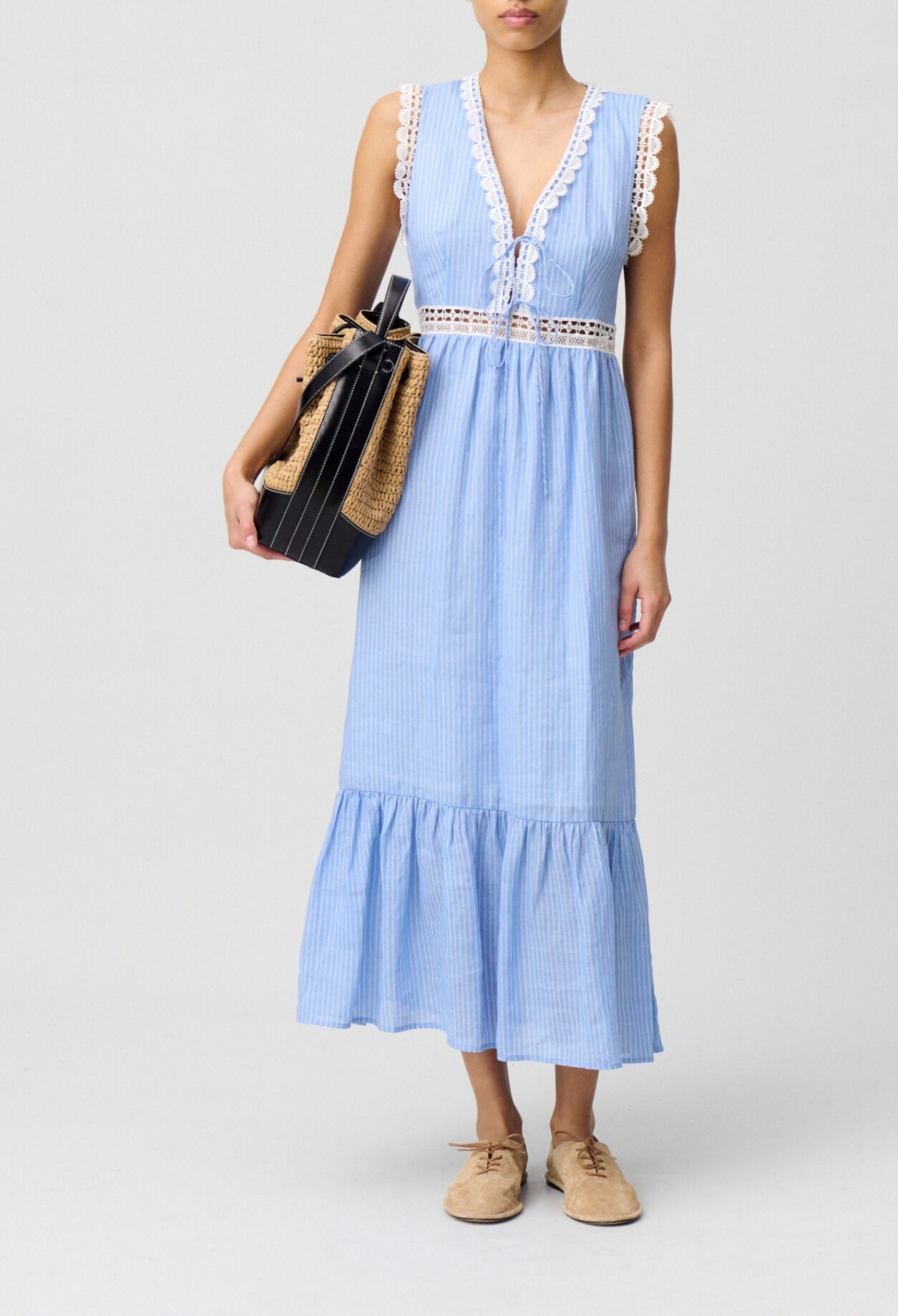 Langes gestreiftes Spitzenkleid