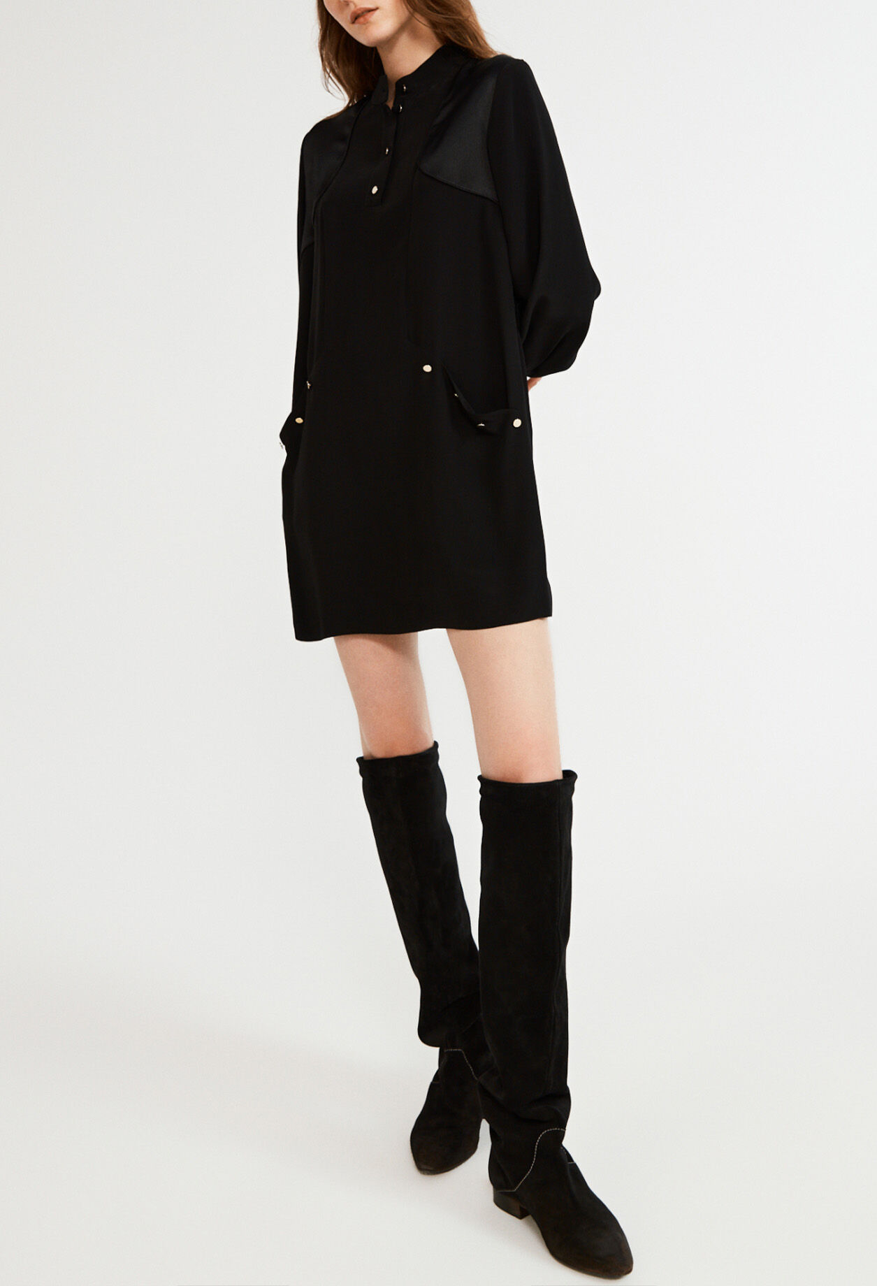 Kurzes Kleid mit langen Ärmeln
