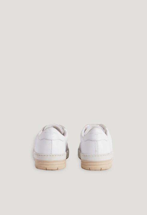 Weiße Sneakers