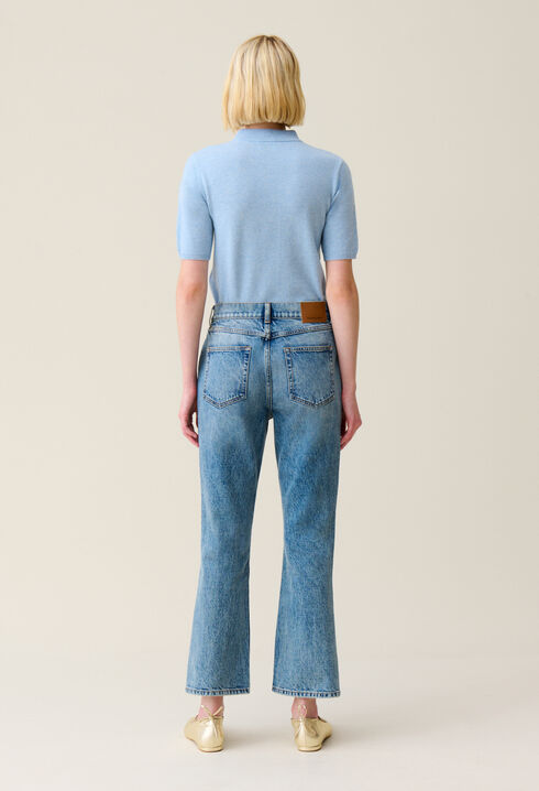 Hellblaue Flared Jeans.