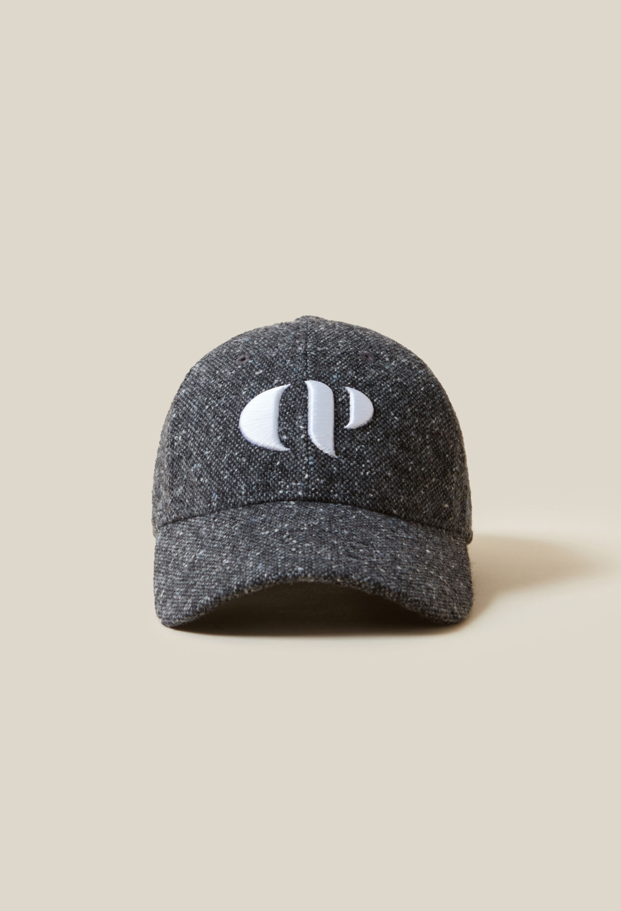 Kappen aus Tweed mit CP-Stickerei