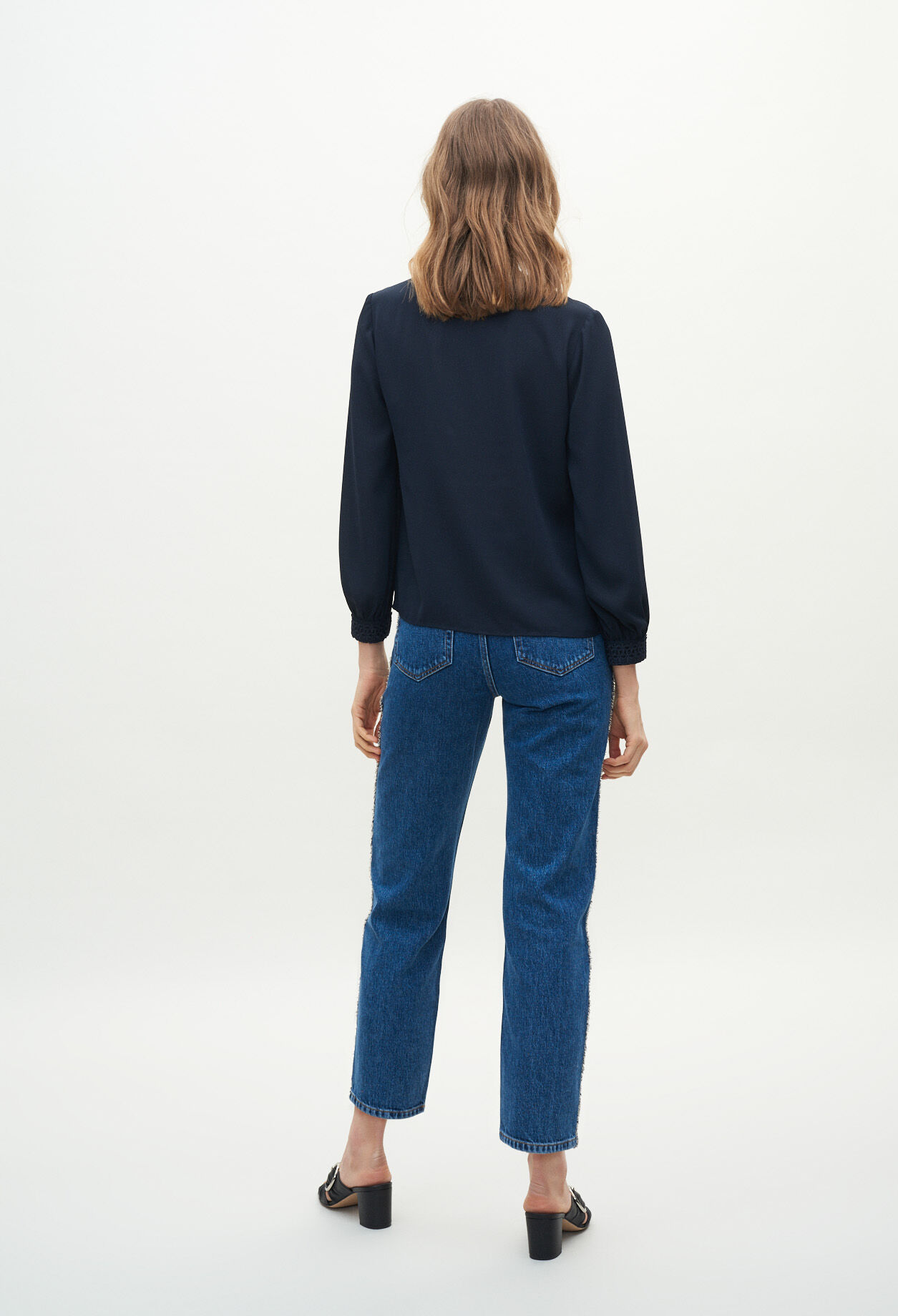 Bluse mit bestickten Ärmelabschlüssen