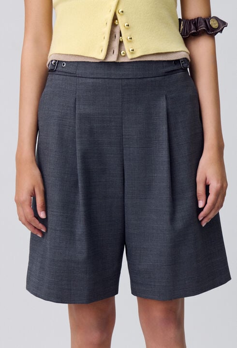 Kurze Bermuda-Shorts mit Falten.