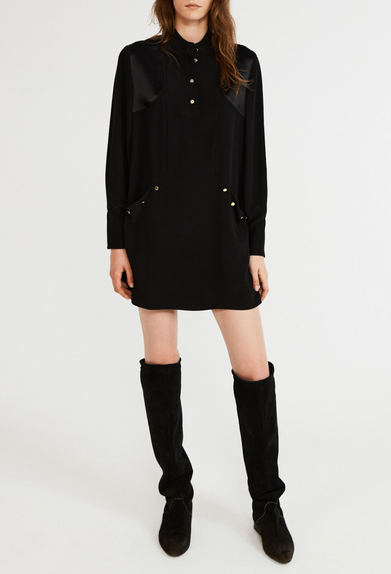 Kurzes Kleid mit langen Ärmeln
