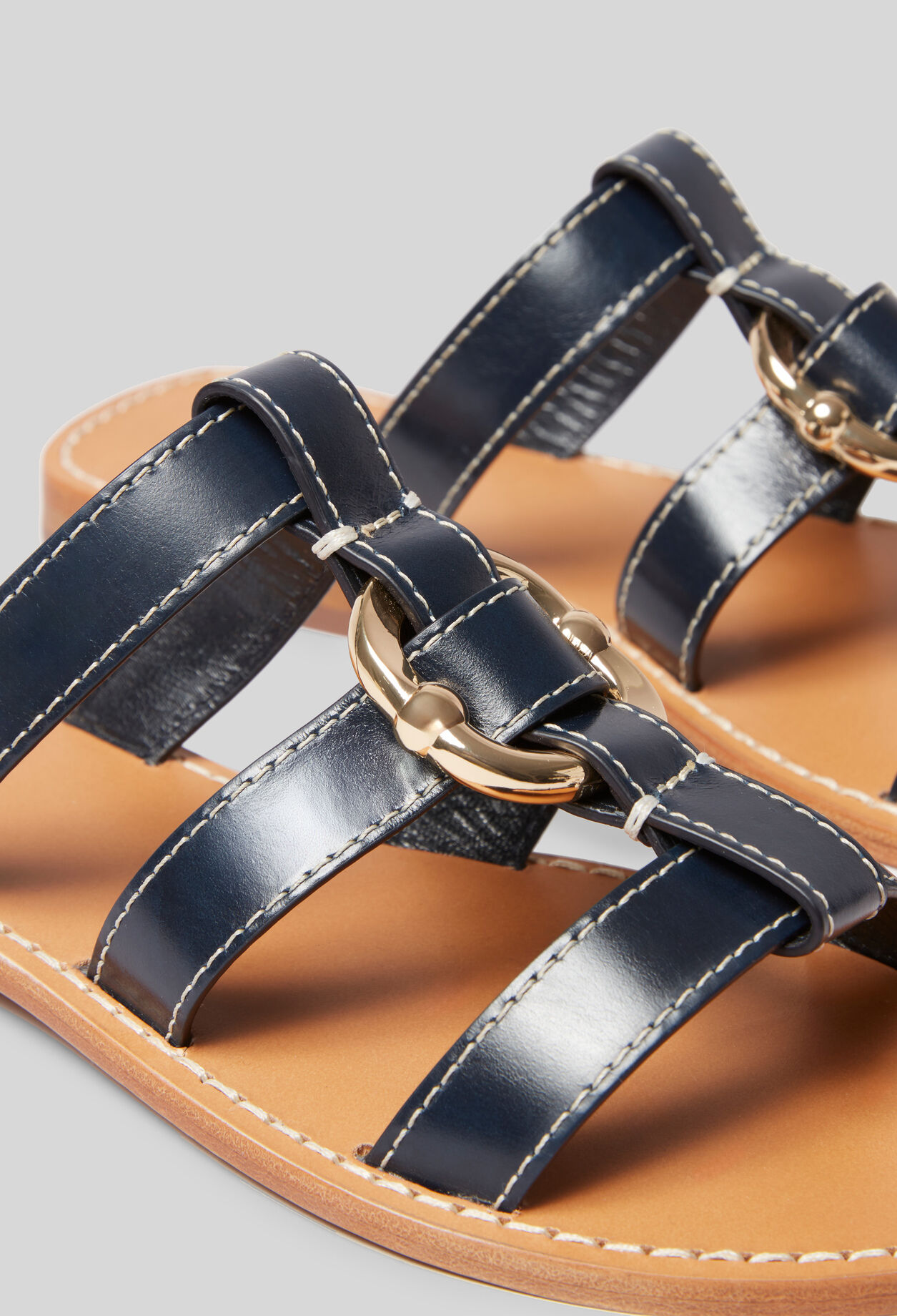 Sandalen mit Riemen und Ring
