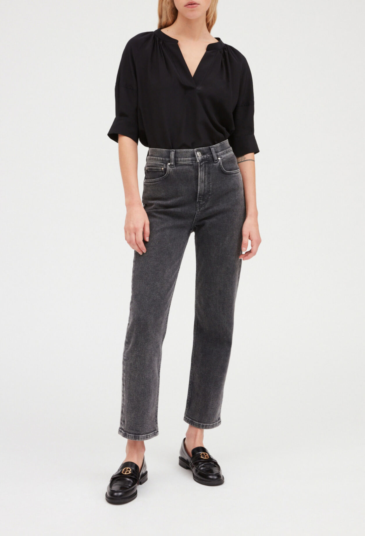 Schwarze Seidenbluse mit kurzen Ärmeln