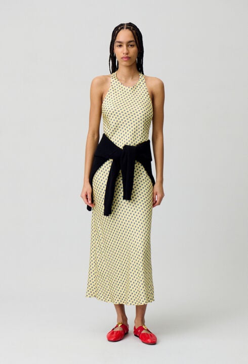 Langes, satiniertes Kleid