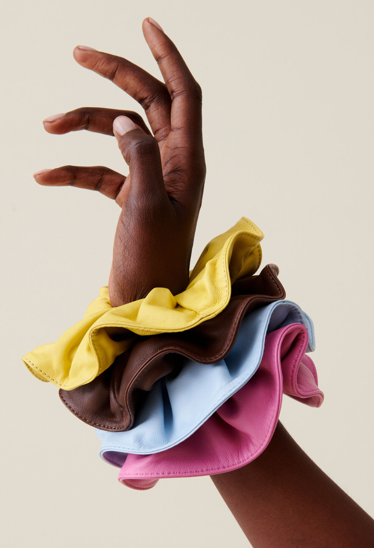 Leder-Scrunchie mit Ziernaht
