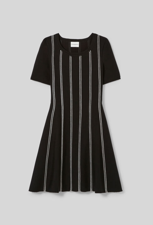 Kurzes, ausgestelltes Strickkleid