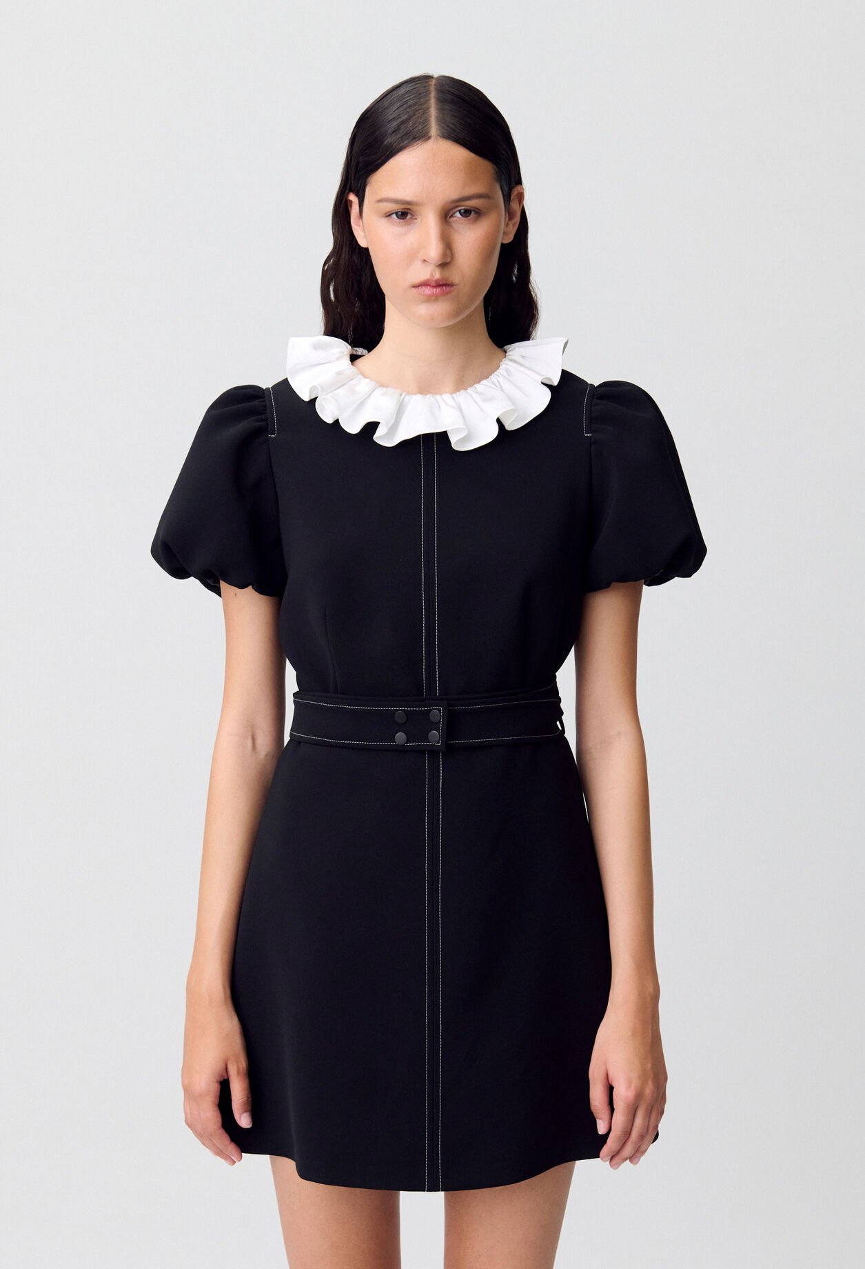 Kurzes Kleid mit Kragen