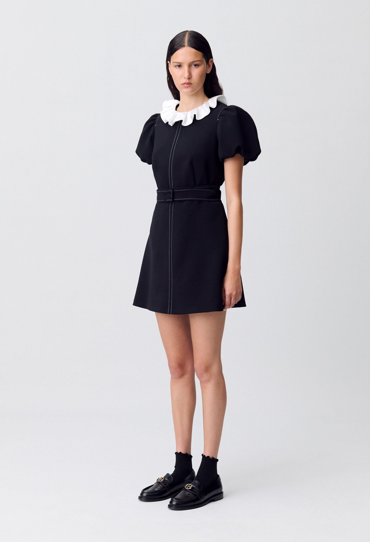 Kurzes Kleid mit Kragen
