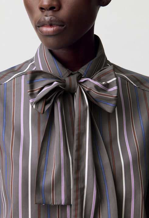 Gestreifte Lavalliere-Bluse