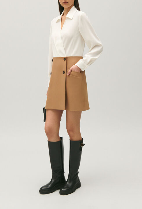 Kurzes, tailliertes Kleid, zweifarbig