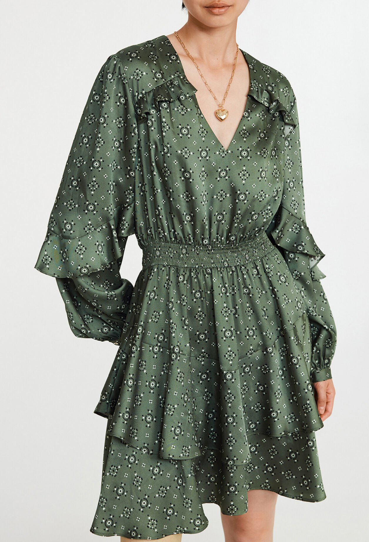 Kurzes Kleid mit enger Taille