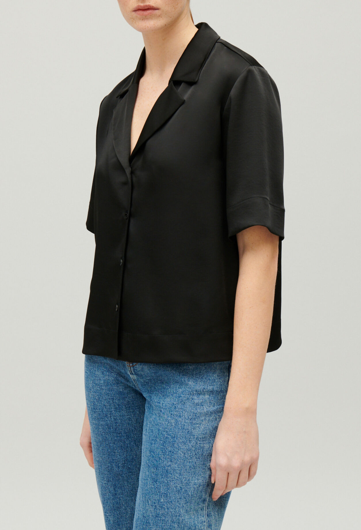 Flie&szlig;ende, kurz&auml;rmelige Hemdbluse