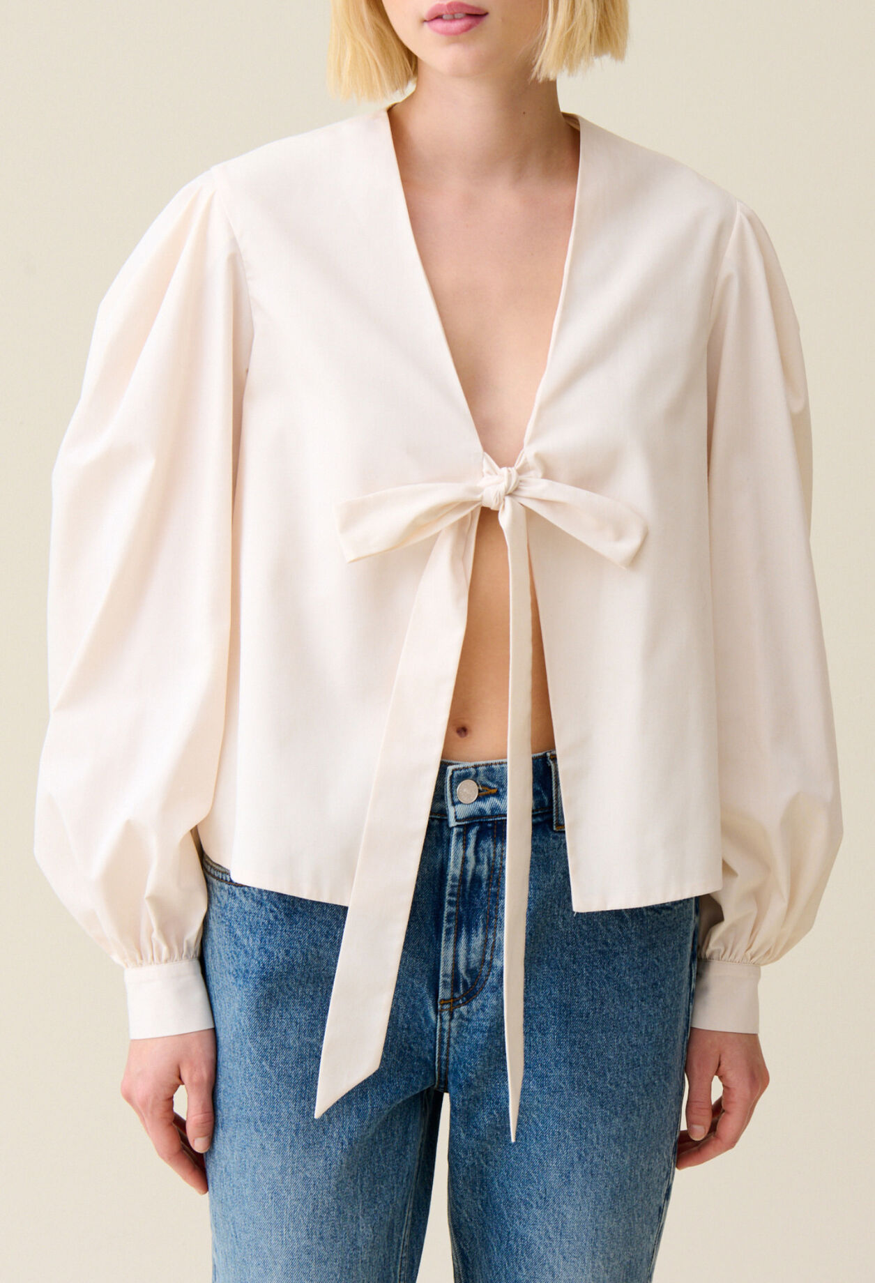 V-Ausschnitt Bluse zum Binden