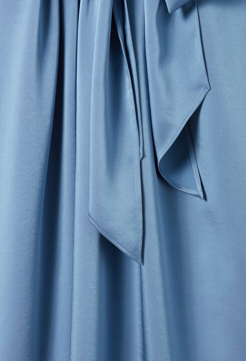 Schwarzes Kleid mit Schluppe