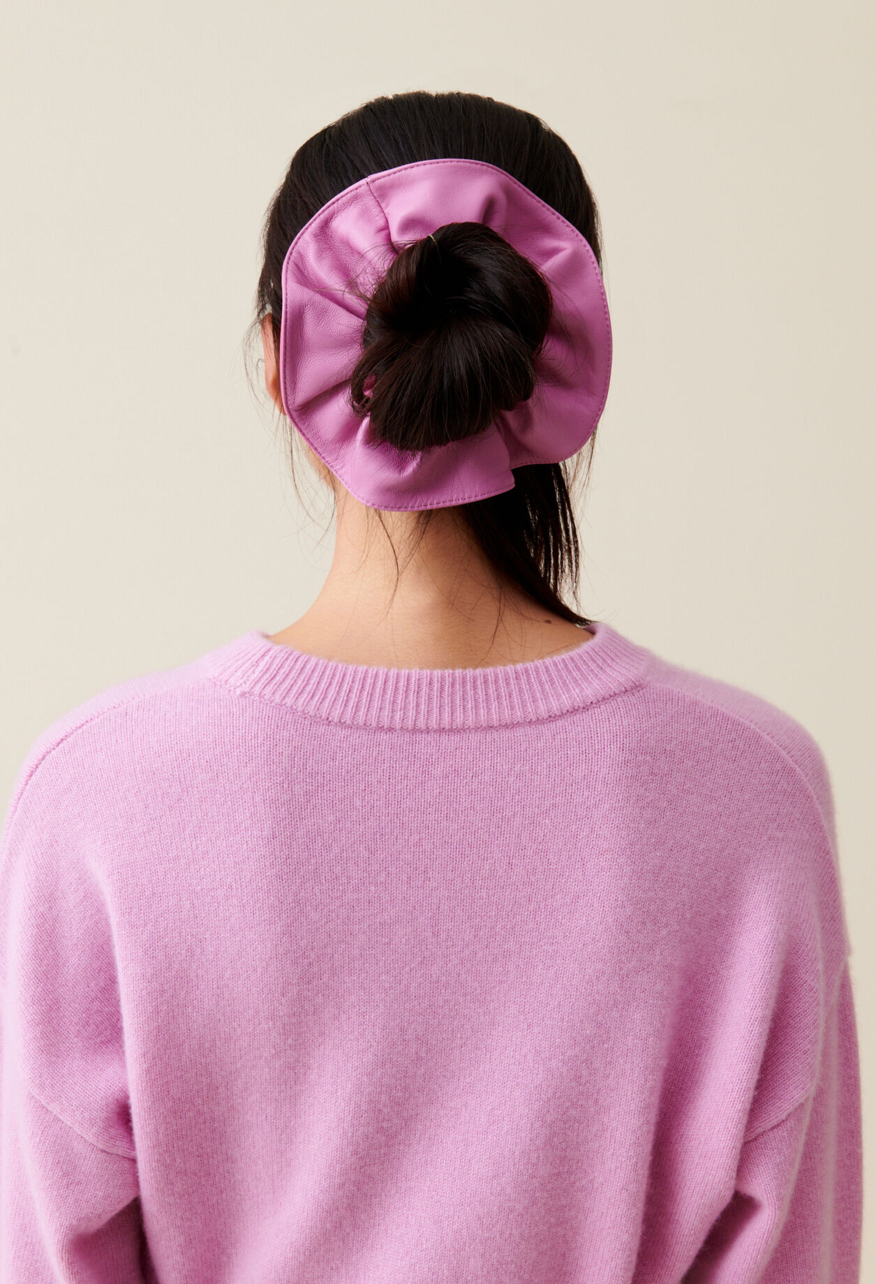 Leder-Scrunchie mit Ziernaht