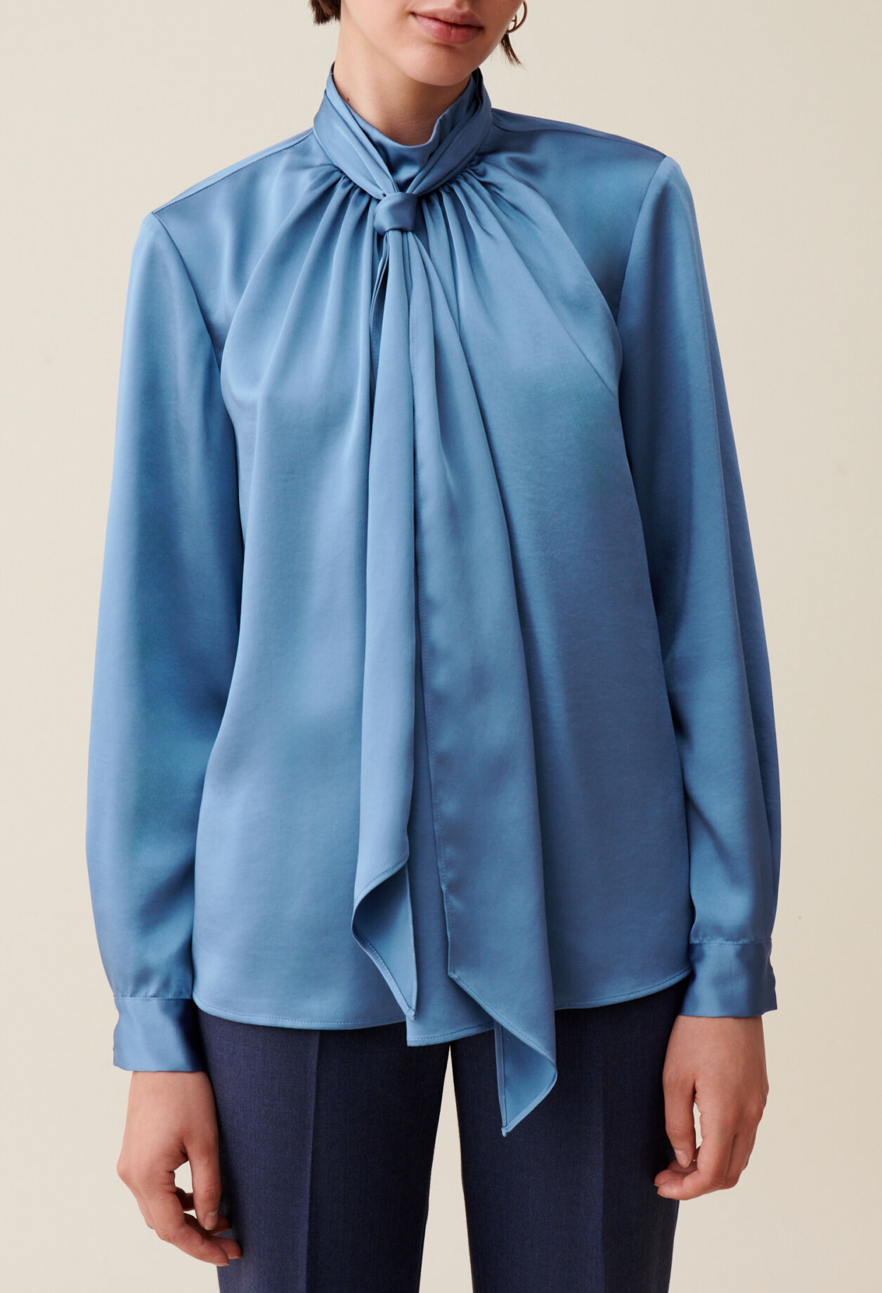 Fließende Bluse mit Schleifenkragen