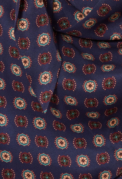 Flie&szlig;endes Kleid, Schluppenkragen