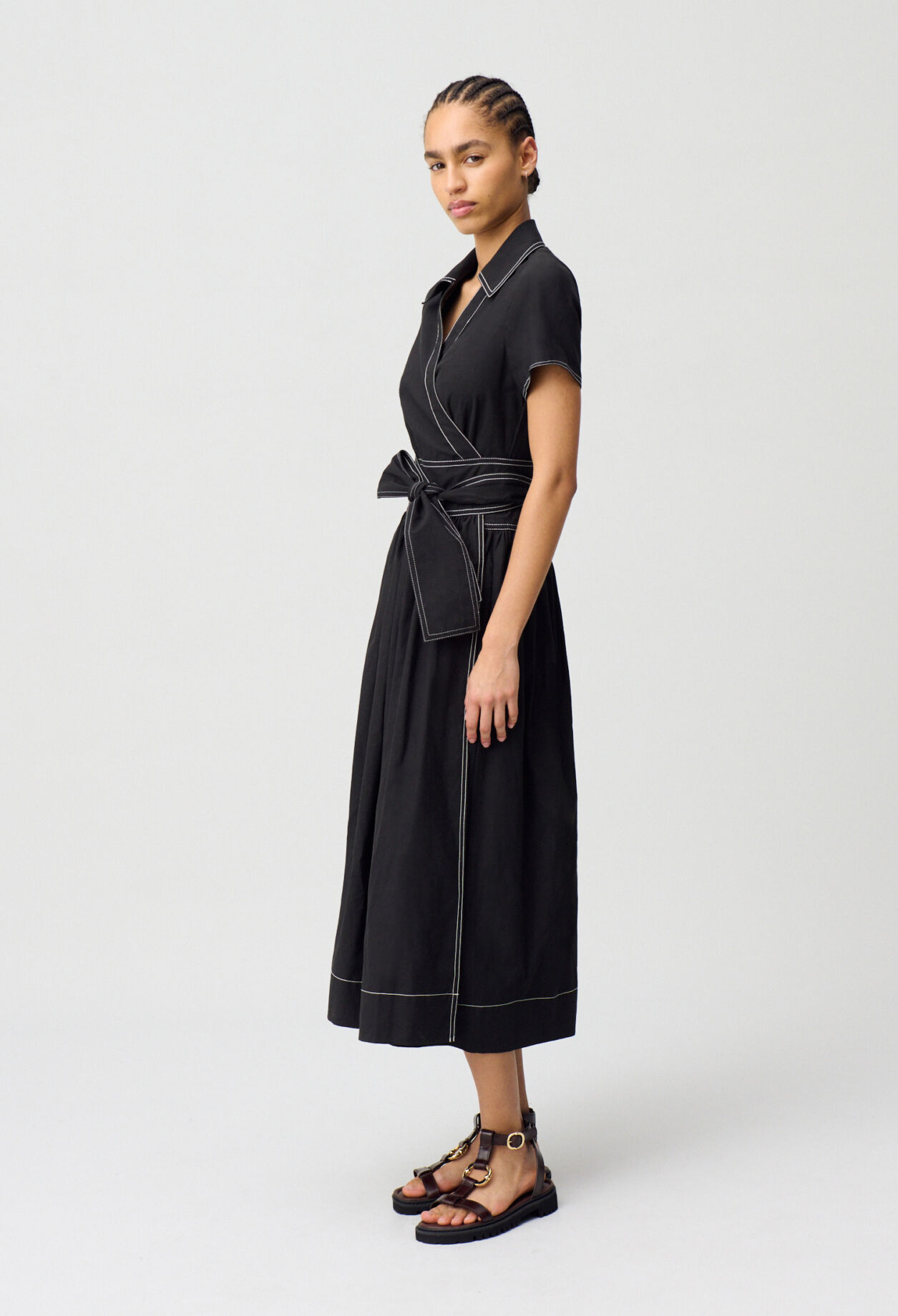 Langes Kleid mit Gürtel