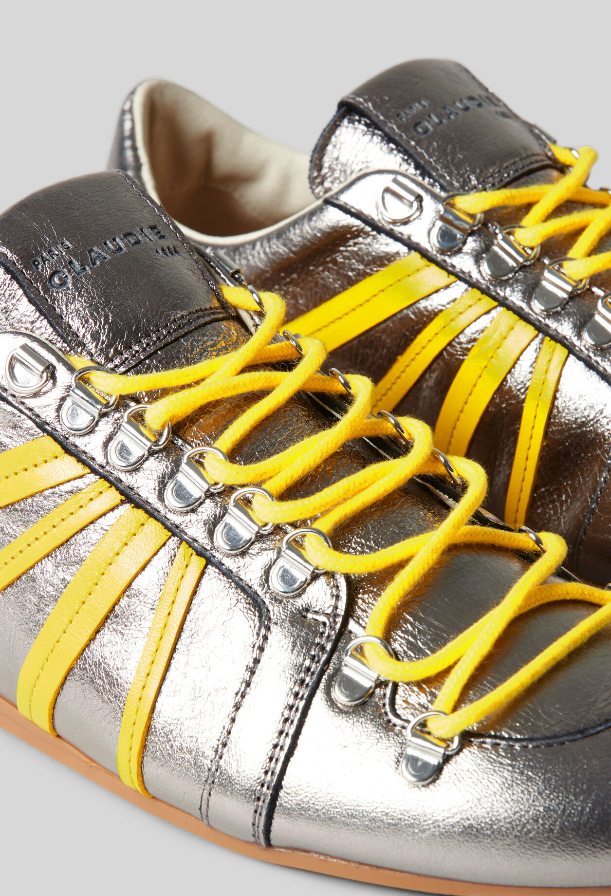Silberne Sneaker