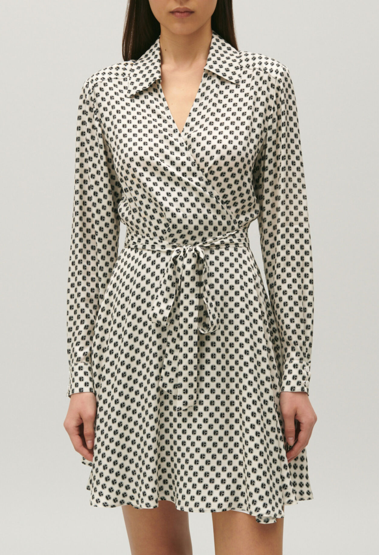 Schwarz-weißes Wickelkleid mit Print
