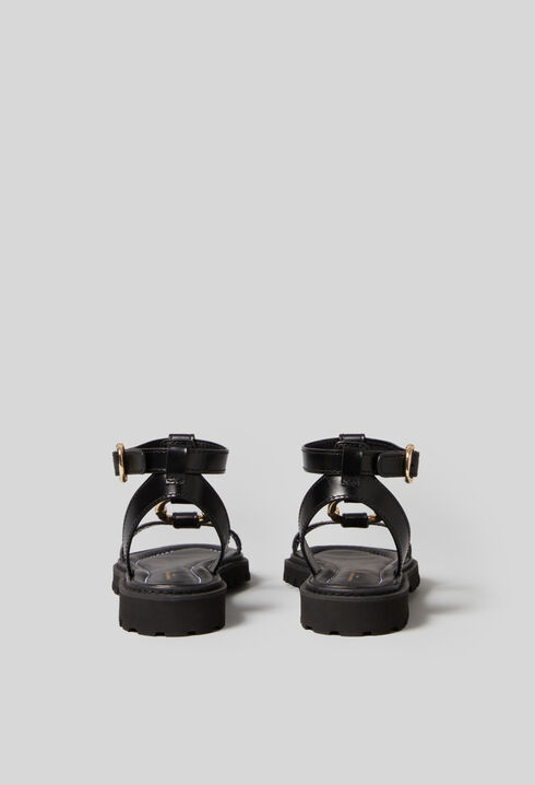 Ledersandalen mit goldenem Ring