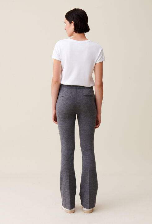 Graue, eng anliegende Flare-Hose