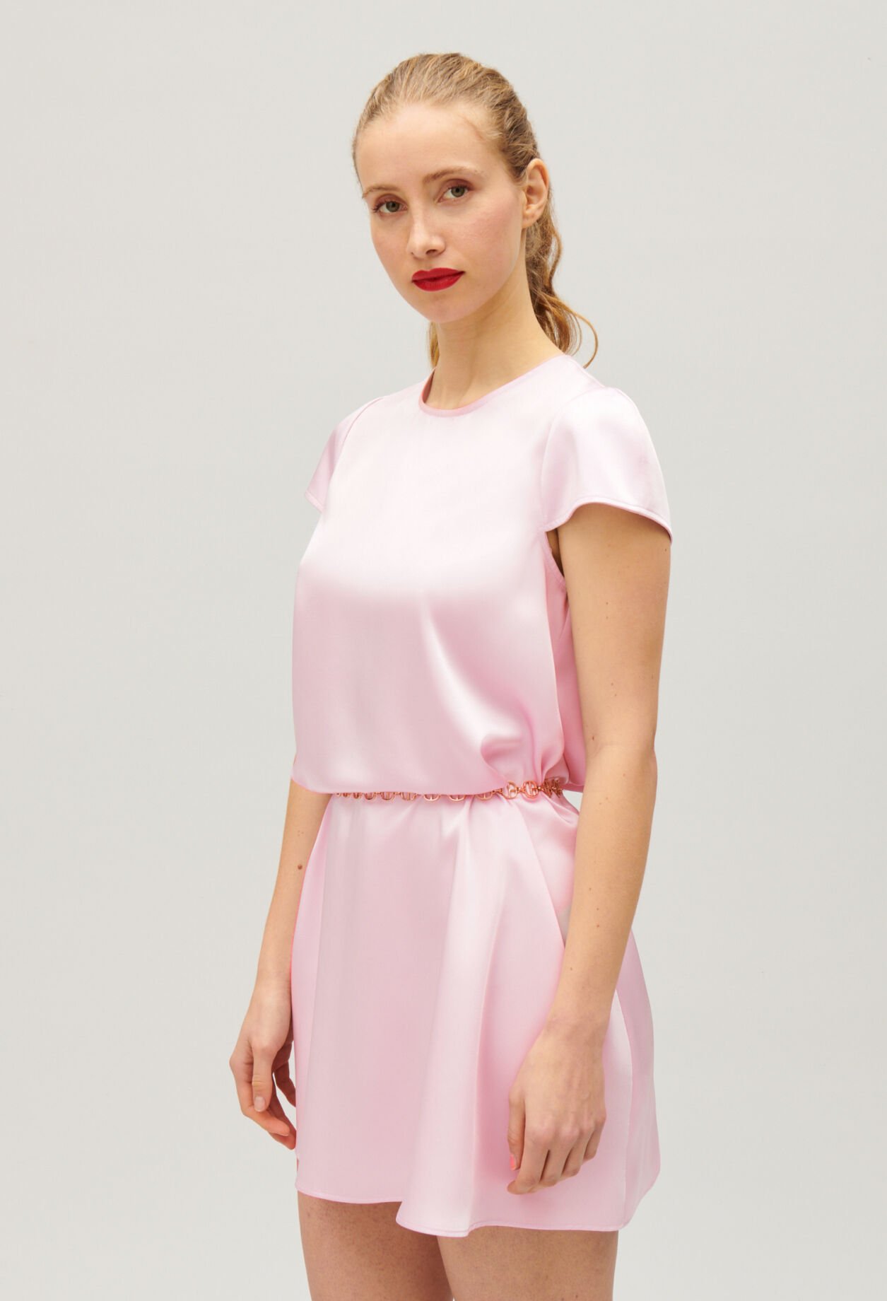 Fließendes, kurzes Babydoll-Kleid