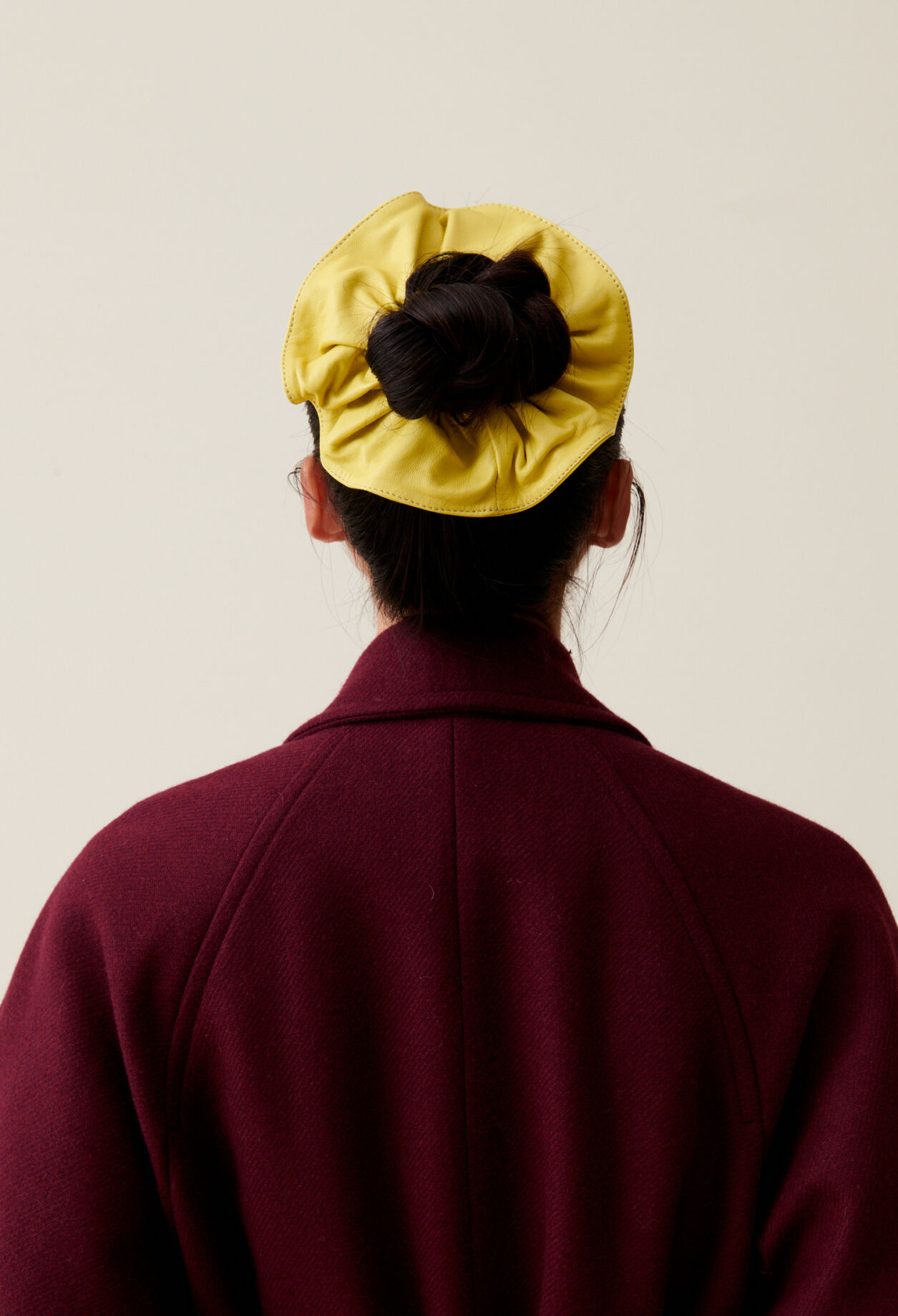 Leder-Scrunchie mit Ziernaht