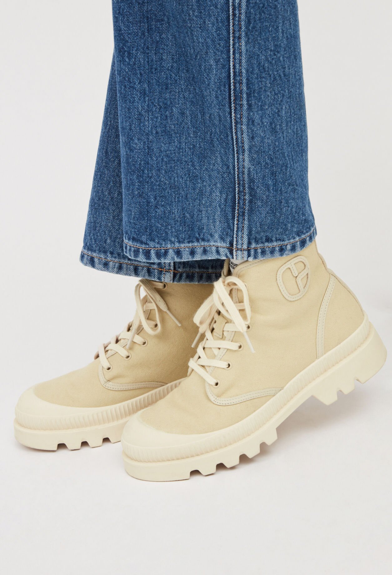 Zweifarbige stiefeletten aus Leinen