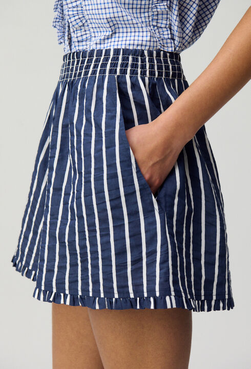 Kurzes gestreiftes Volantkleid
