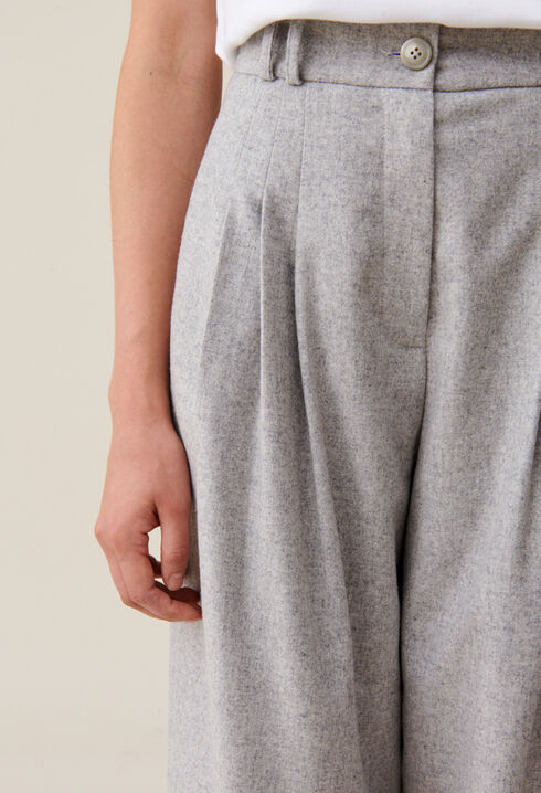 Weite Hose aus hellgrauem Strick