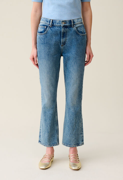 Hellblaue Flared Jeans.