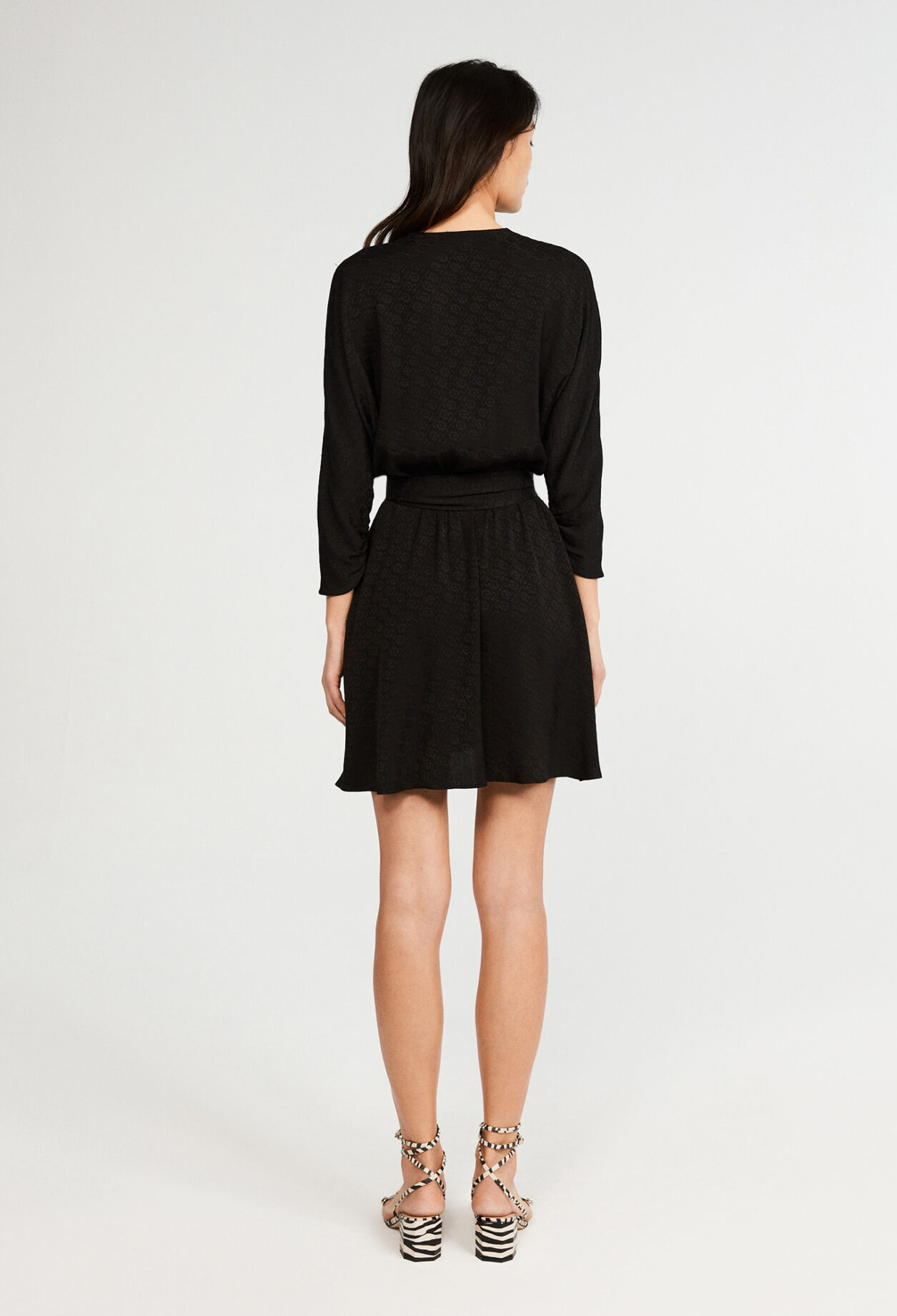 Tailliertes Kleid