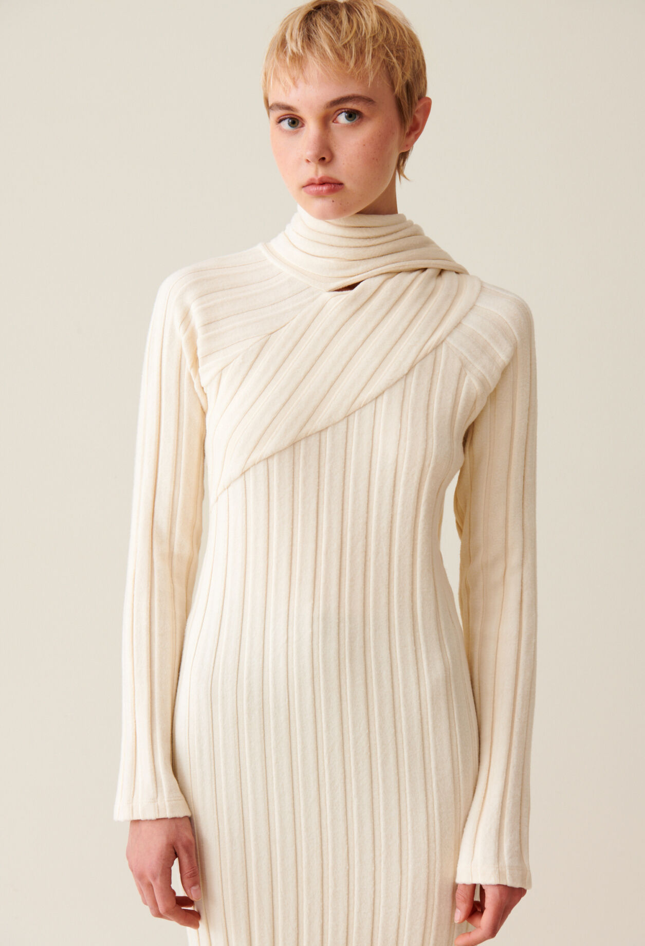Langes Strickkleid mit Bindeschal