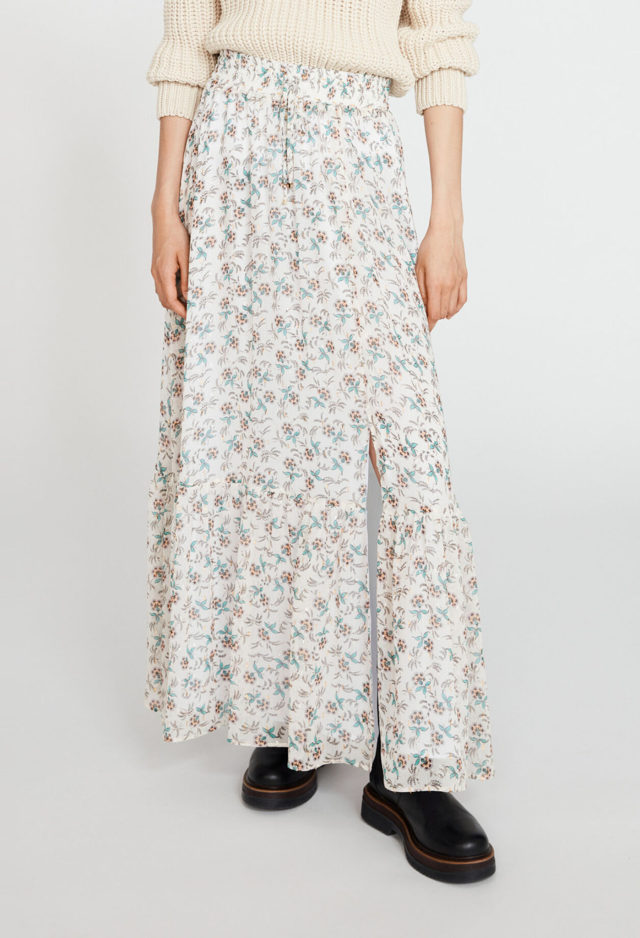 Langer geschlitzer Rock mit Blumen