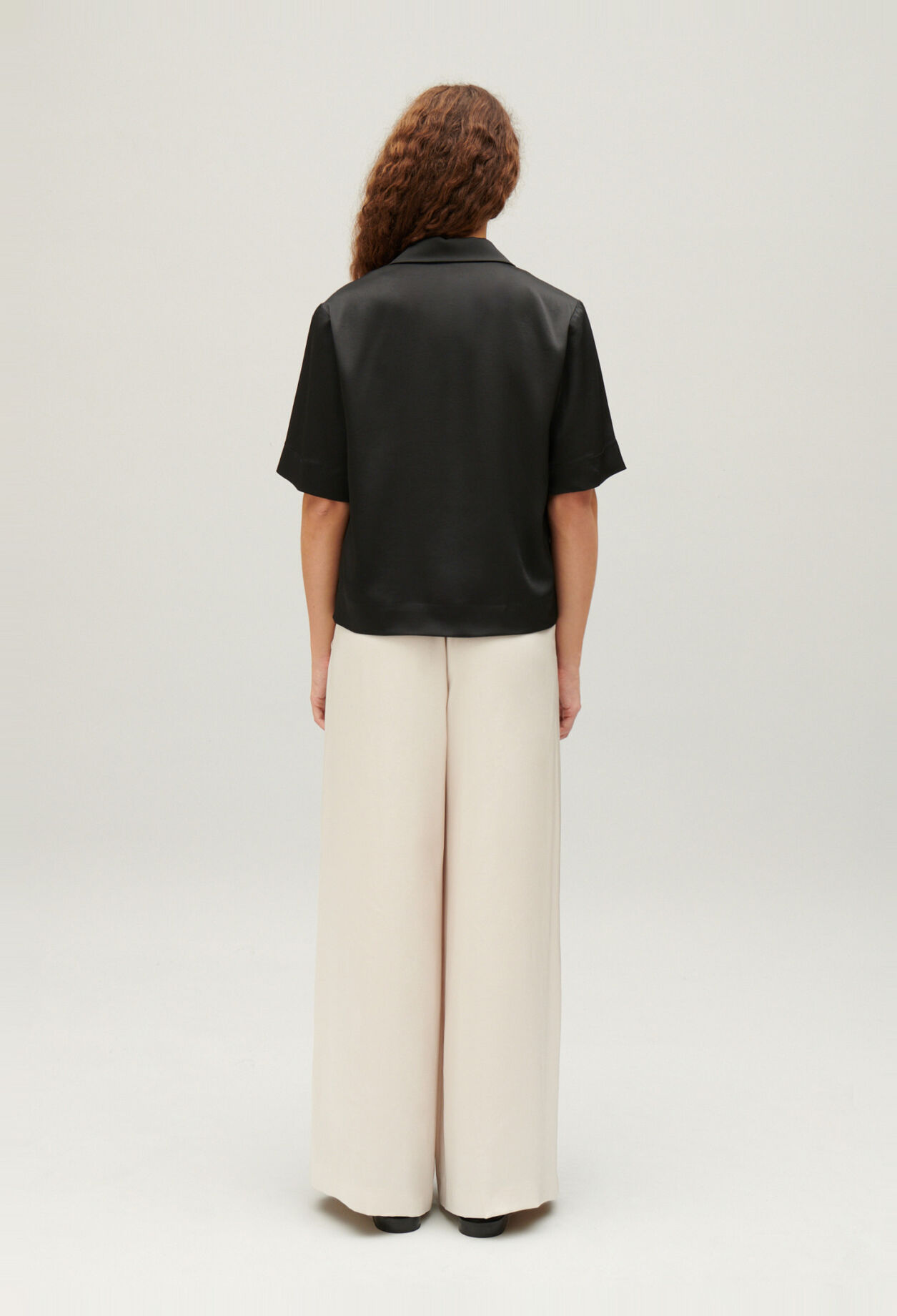 Fließende, kurzärmelige Hemdbluse