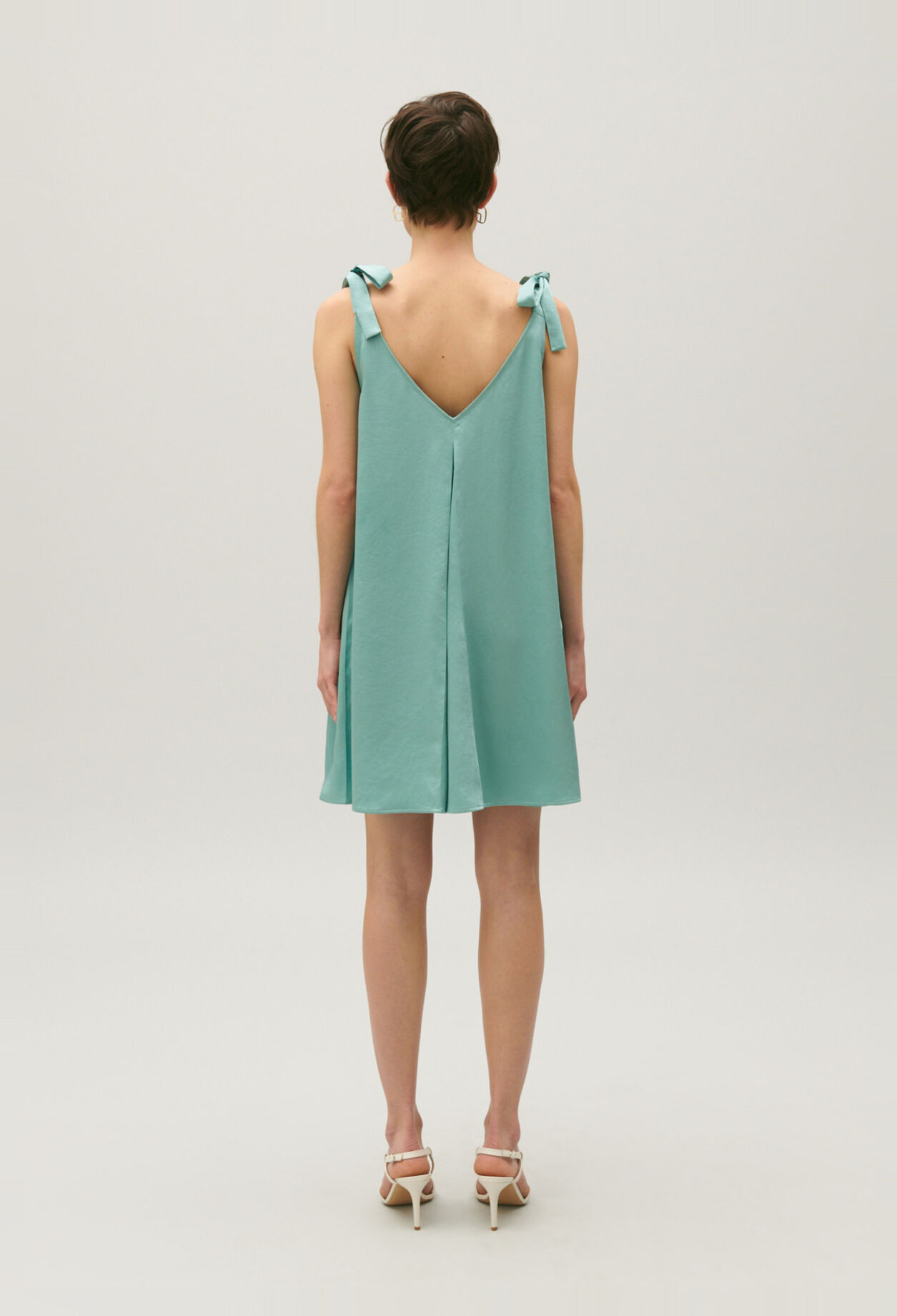 Kurzes, satiniertes Kleid Wassergrün