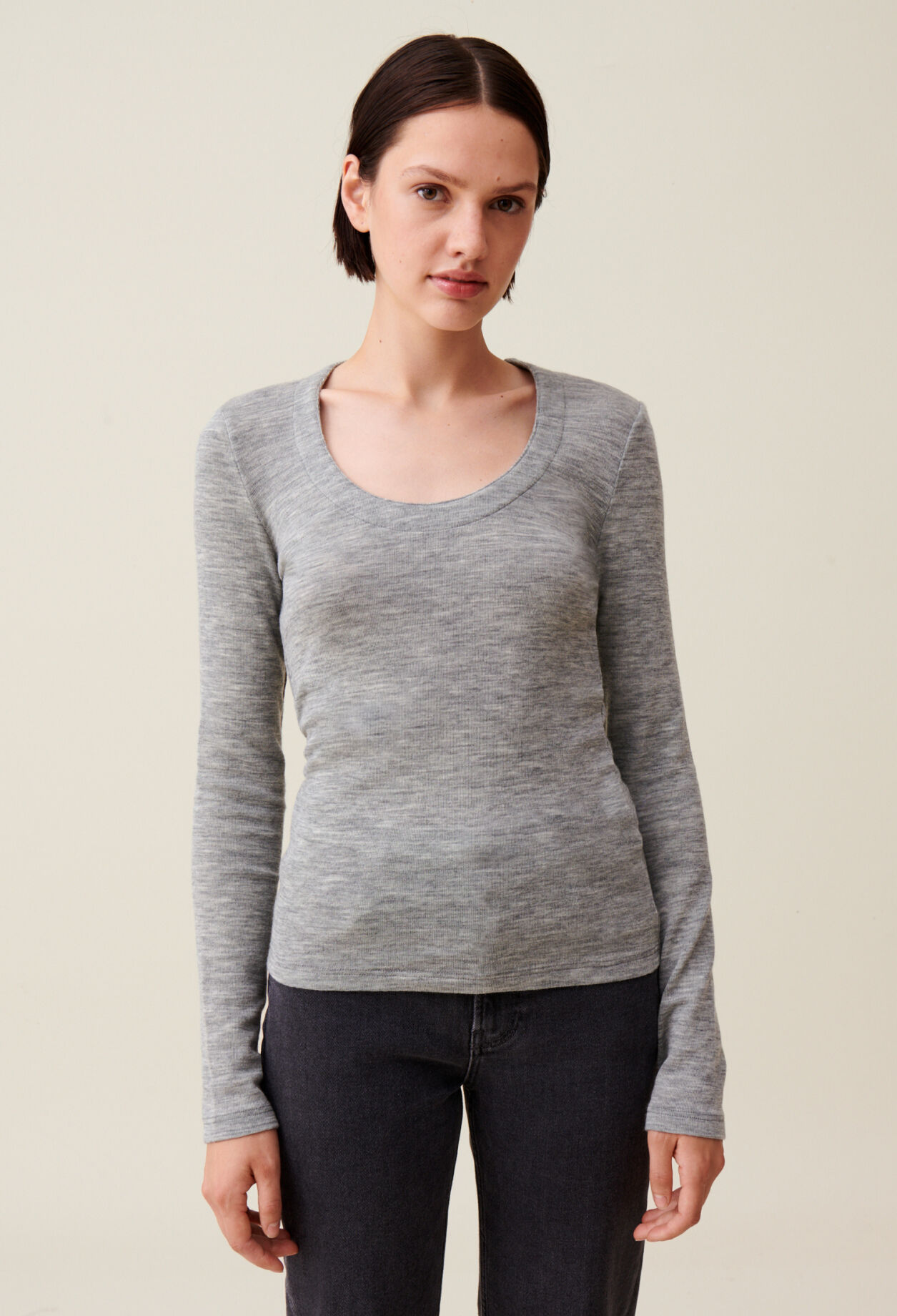 Eng anliegendes graues Stricktop