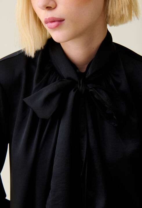Schwarzes Kleid mit Schluppe