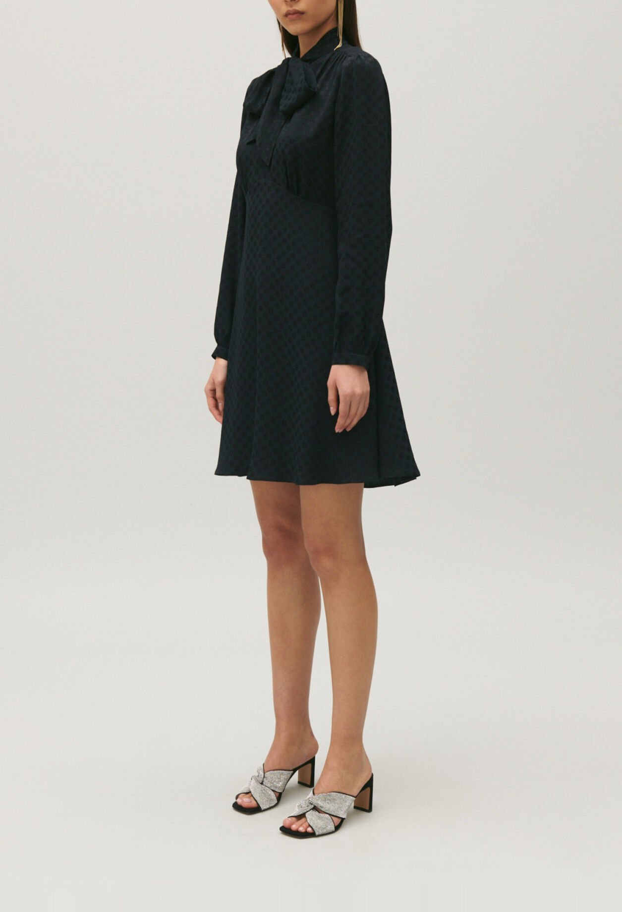 Schwarzes Kleid mit Lavallière-Kragen