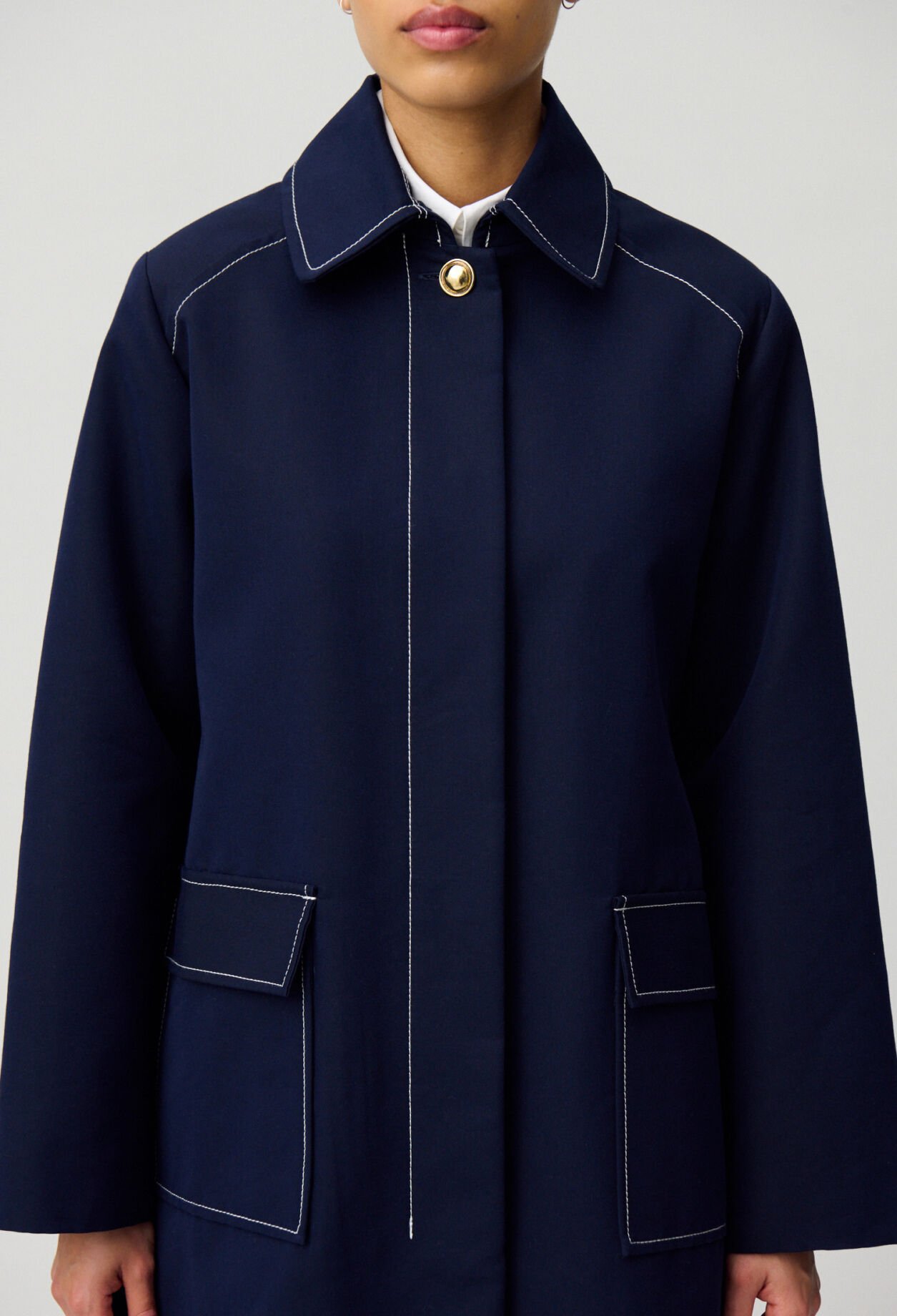 Mittellanger taillierter Trenchcoat