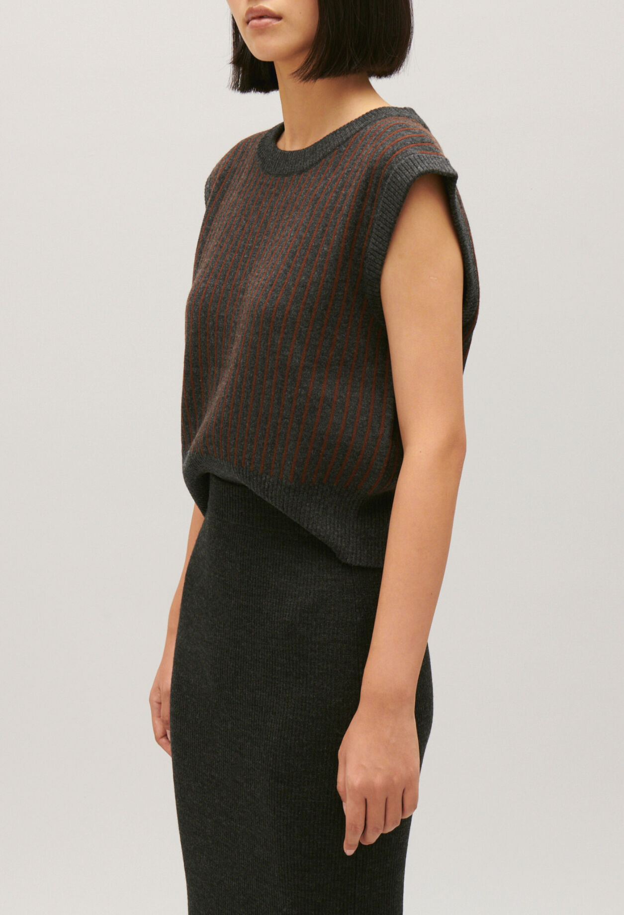 Gestreifter Strickpullover ohne Ärmel